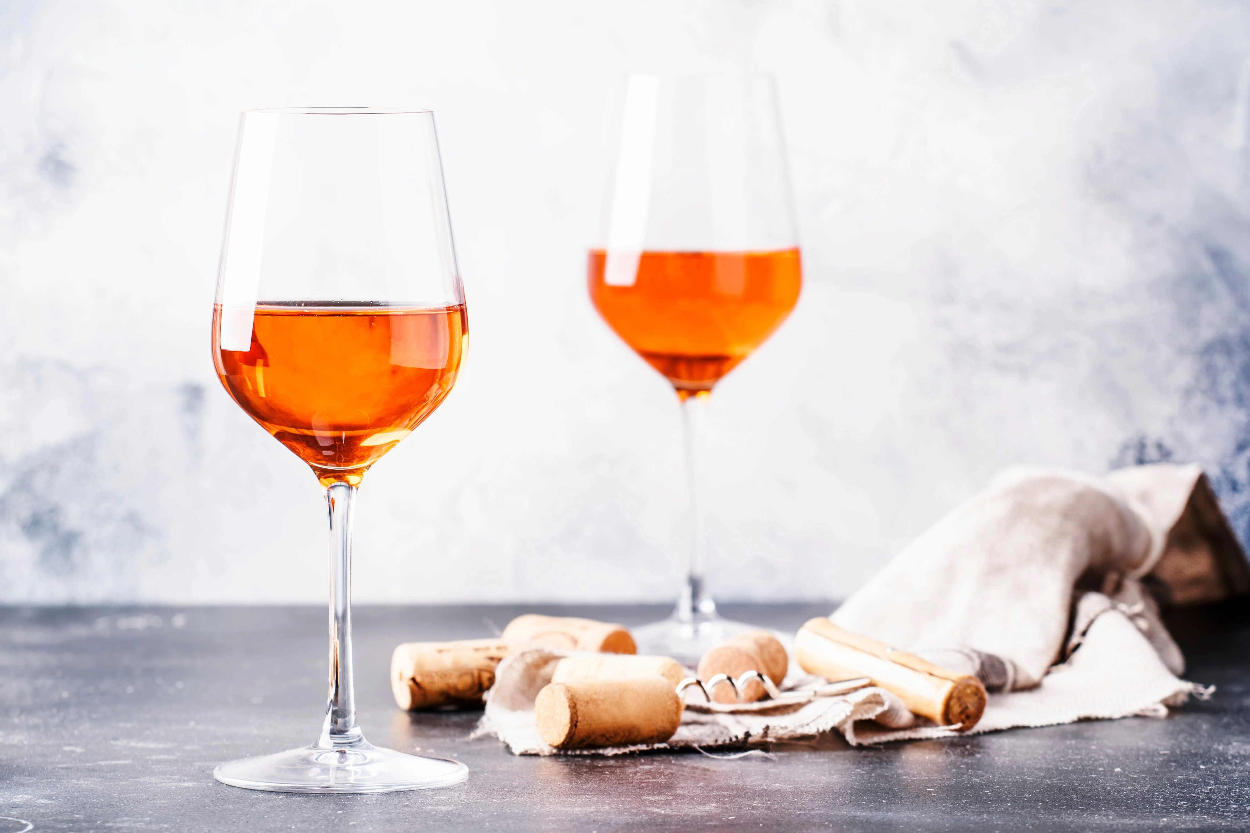 Orange Wine Là Gì? Hướng Dẫn Cơ Bản Cho Người Mới Bắt Đầu 